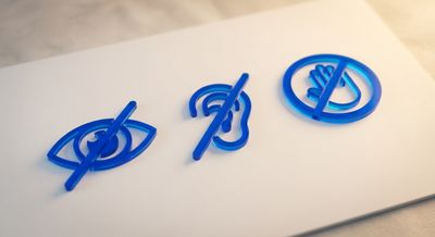 Eine minimalistische Vektor-Grafik auf weißem Hintergrund, die Icons für Blindheit (Auge durchgestrichen), Gehörlosigkeit (Ohr durchgestrichen) und motorische Einschränkung (Hand mit Verbotsschild). Stil: Clean, modern, Accessibility Blue. style: photorealistic, cinematic lighting, highly detailed, 8k resolution, depth of field