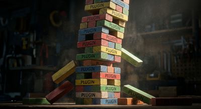 Ein wackeliger, instabiler Turm aus bunten, hölzernen Jenga-Steinen, der kurz vor dem Einsturz steht. Jeder Stein ist beschriftet mit "Plugin". Dramatische Beleuchtung, dunkler Hintergrund, Staubteilchen in der Luft. style: photorealistic, cinematic lighting, highly detailed, 8k resolution, depth of field